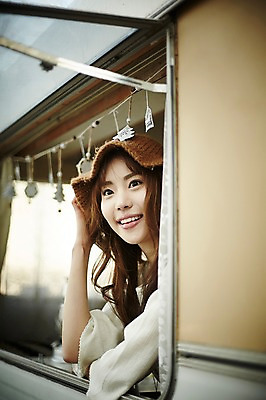 포토 JPG 응시 여자 실내 한명 웃음 앉기 상반신 20대 성인 옆모습 기댐 캠핑 한국인 캠핑카 성인여자한명만 국내포토 1 시선 뷰포인트 모션 자동차 레저 표정 사람 동양인 청년 내부 여자한명만 성인여자만 파일형식