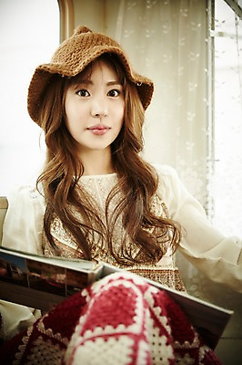 포토 JPG 여자 실내 한명 웃음 앉기 상반신 20대 성인 앞모습 책 캠핑 한국인 잡지 캠핑카 성인여자한명만 국내포토 1 뷰포인트 모션 자동차 레저 표정 사람 동양인 청년 내부 간행물 여자한명만 성인여자만 파일형식