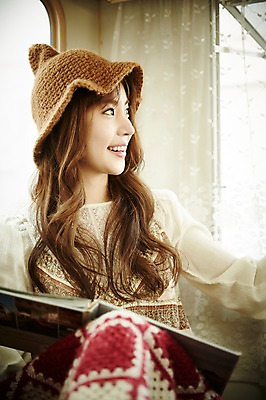 포토 JPG 응시 여자 실내 한명 웃음 들기 앉기 상반신 20대 성인 앞모습 책 캠핑 한국인 캠핑카 성인여자한명만 국내포토 1 시선 뷰포인트 모션 자동차 레저 표정 사람 동양인 청년 내부 여자한명만 성인여자만 파일형식