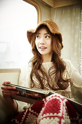 포토 JPG 응시 여자 실내 한명 웃음 들기 앉기 상반신 20대 성인 앞모습 책 기댐 캠핑 한국인 캠핑카 성인여자한명만 국내포토 1 시선 뷰포인트 모션 자동차 레저 표정 사람 동양인 청년 내부 여자한명만 성인여자만 파일형식