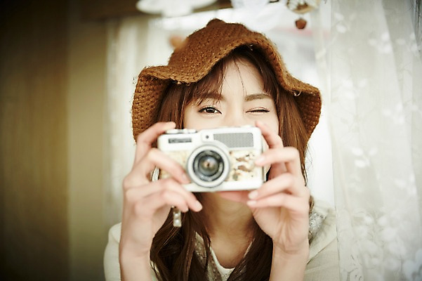 포토 JPG 여자 실내 한명 상반신 20대 성인 앞모습 아웃포커스 카메라 사진촬영 캠핑 한국인 커튼 캠핑카 성인여자한명만 국내포토 1 뷰포인트 자동차 레저 촬영기법 사람 동양인 청년 내부 전자제품 촬영 여자한명만 성인여자만 파일형식