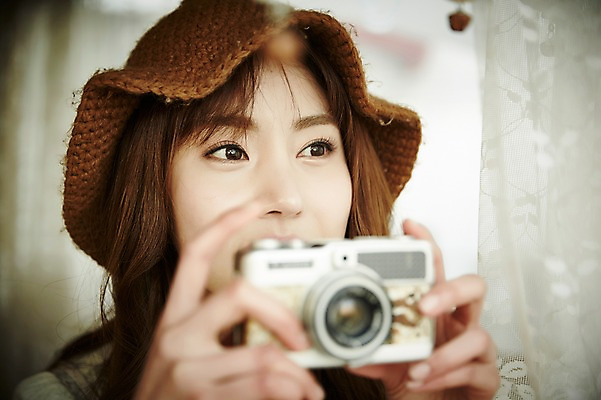 포토 JPG 응시 여자 실내 한명 웃음 상반신 20대 성인 앞모습 카메라 사진촬영 캠핑 한국인 커튼 캠핑카 성인여자한명만 국내포토 1 시선 뷰포인트 자동차 레저 표정 사람 동양인 청년 내부 전자제품 촬영 여자한명만 성인여자만 파일형식