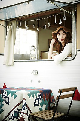 포토 JPG 응시 여자 의자 탁자 실내 한명 웃음 앉기 상반신 20대 성인 옆모습 캠핑 한국인 램프 커튼 캠핑카 성인여자한명만 국내포토 1 시선 뷰포인트 가구 모션 자동차 레저 조명 표정 사람 동양인 청년 내부 여자한명만 성인여자만 파일형식