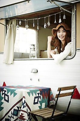 포토 JPG 응시 여자 의자 탁자 실내 한명 웃음 상반신 20대 성인 옆모습 캠핑 한국인 램프 커튼 캠핑카 성인여자한명만 국내포토 1 시선 뷰포인트 가구 자동차 레저 조명 표정 사람 동양인 청년 내부 여자한명만 성인여자만 파일형식