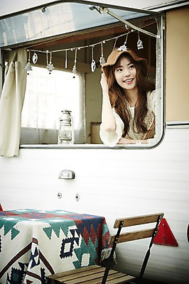 포토 JPG 응시 여자 의자 탁자 실내 한명 웃음 상반신 20대 성인 앞모습 기댐 캠핑 한국인 램프 캠핑카 성인여자한명만 국내포토 1 시선 뷰포인트 가구 모션 자동차 레저 조명 표정 사람 동양인 청년 내부 여자한명만 성인여자만 파일형식