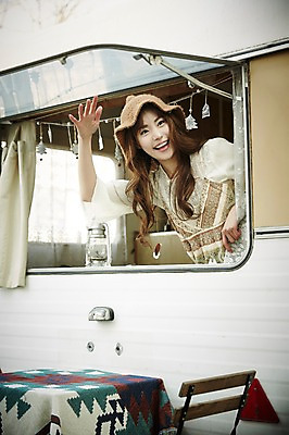 포토 JPG 응시 여자 의자 탁자 실내 한명 서기 웃음 손짓 상반신 20대 성인 앞모습 캠핑 한국인 램프 캠핑카 성인여자한명만 국내포토 1 시선 뷰포인트 가구 모션 자동차 레저 조명 표정 사람 동양인 청년 내부 여자한명만 성인여자만 파일형식