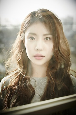 포토 JPG 주간 여자 창문 한명 서기 상반신 20대 성인 야외 앞모습 한국인 성인여자한명만 국내포토 자연요소 1 뷰포인트 모션 사람 동양인 청년 여자한명만 성인여자만 파일형식