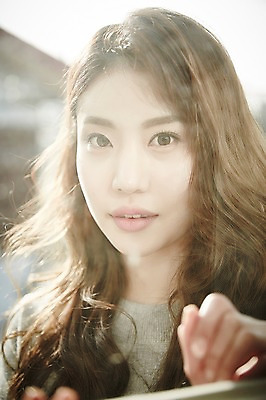 포토 JPG 주간 여자 창문 한명 웃음 상반신 20대 성인 야외 앞모습 한국인 성인여자한명만 국내포토 자연요소 1 뷰포인트 표정 사람 동양인 청년 여자한명만 성인여자만 파일형식