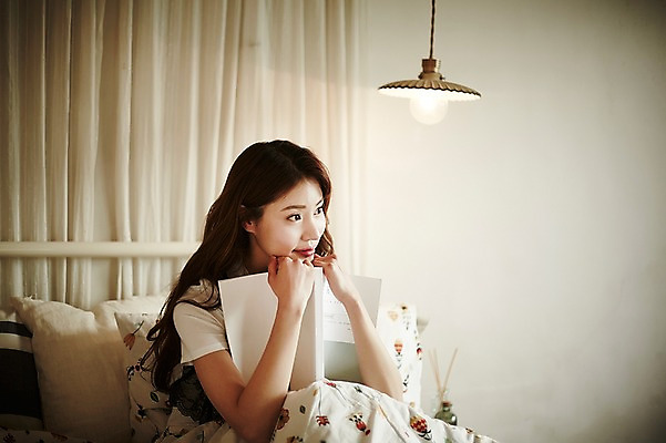 포토 JPG 응시 여자 조명 실내 한명 웃음 들기 앉기 상반신 20대 성인 앞모습 책 기댐 한국인 침대 팔베개 성인여자한명만 국내포토 1 시선 뷰포인트 가구 모션 표정 사람 동양인 청년 내부 여자한명만 성인여자만 파일형식