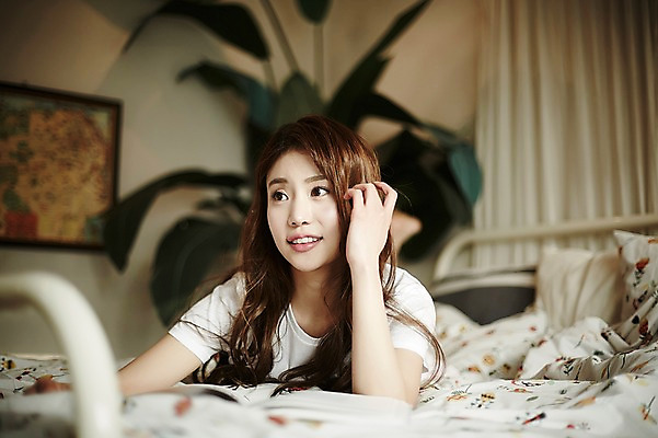 포토 JPG 식물 응시 여자 엎드리기 실내 한명 웃음 상반신 20대 성인 앞모습 눕기 한국인 침대 성인여자한명만 국내포토 1 시선 뷰포인트 가구 모션 표정 사람 동양인 청년 내부 여자한명만 성인여자만 파일형식