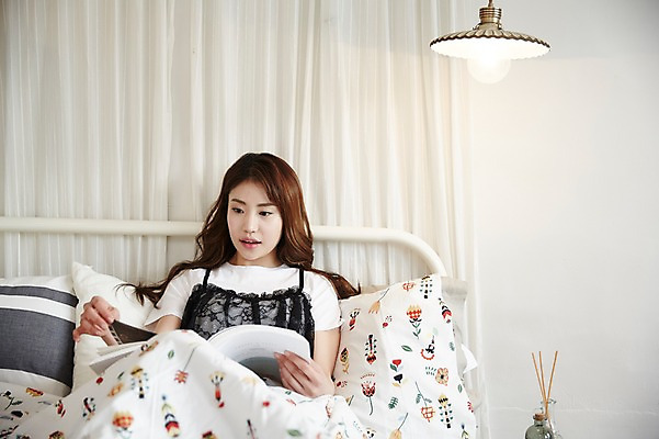 포토 JPG 응시 여자 베개 조명 실내 한명 웃음 앉기 상반신 20대 성인 앞모습 책 독서 기댐 이불 한국인 침대 성인여자한명만 국내포토 1 시선 뷰포인트 가구 침구 모션 표정 사람 동양인 청년 내부 여자한명만 성인여자만 파일형식