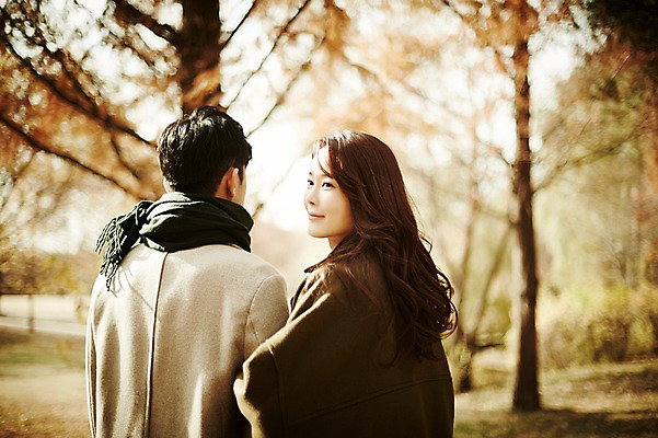포토 JPG 주간 나무 여자 남자 신혼부부 웃음 상반신 20대 성인 야외 두명 뒷모습 아웃포커스 30대 걷기 팔짱 다정 산책 한국인 가을 뒤돌아보기 성인만 국내포토 자연요소 식물 부부 계절 뷰포인트 컨셉 모션 휴식 촬영기법 표정 사람 동양인 청년 장년 신혼 파일형식 커플 인종 관계