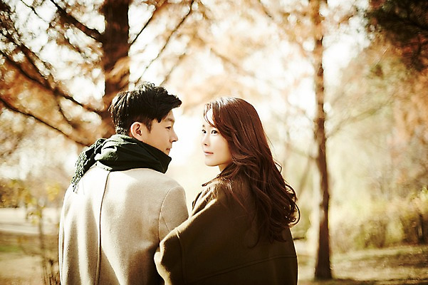 포토 JPG 주간 나무 여자 남자 신혼부부 상반신 20대 성인 야외 두명 뒷모습 아웃포커스 30대 걷기 팔짱 다정 산책 한국인 가을 뒤돌아보기 성인만 국내포토 자연요소 식물 부부 계절 뷰포인트 컨셉 모션 휴식 촬영기법 사람 동양인 청년 장년 신혼 파일형식