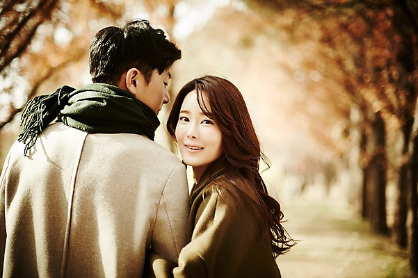 포토 JPG 주간 나무 여자 남자 신혼부부 상반신 20대 성인 야외 두명 뒷모습 30대 걷기 다정 산책 한국인 가을 뒤돌아보기 성인만 국내포토 자연요소 식물 부부 계절 뷰포인트 컨셉 모션 휴식 사람 동양인 청년 장년 신혼 파일형식