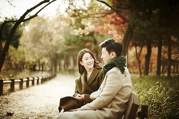 포토 JPG 주간 공원 여자 남자 신혼부부 앉기 상반신 20대 성인 야외 두명 앞모습 옆모습 30대 다정 산책 한국인 가을 성인만 국내포토 자연요소 부부 계절 공공시설 뷰포인트 컨셉 모션 휴식 사람 동양인 청년 장년 신혼 파일형식