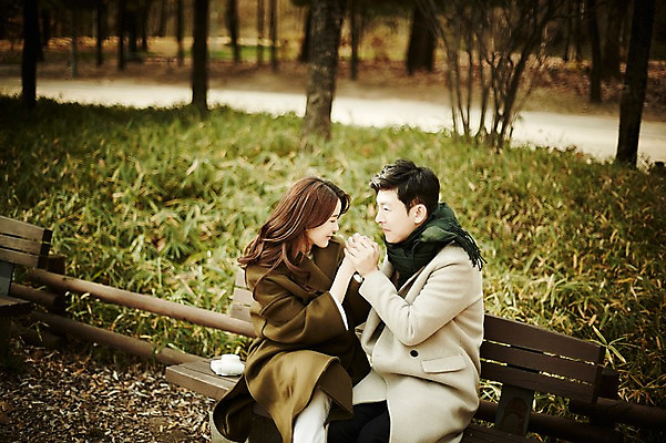 포토 JPG 주간 공원 여자 남자 신혼부부 앉기 상반신 20대 성인 야외 두명 옆모습 30대 마주보기 손잡기 다정 산책 한국인 가을 성인만 국내포토 자연요소 부부 계절 공공시설 뷰포인트 컨셉 모션 휴식 사람 동양인 청년 장년 신혼 파일형식