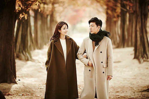 포토 JPG 주간 나무 공원 여자 남자 신혼부부 상반신 20대 성인 야외 두명 앞모습 30대 걷기 팔짱 다정 산책 한국인 가을 숲 성인만 국내포토 자연요소 식물 부부 계절 공공시설 뷰포인트 컨셉 모션 휴식 사람 동양인 청년 장년 신혼 파일형식