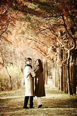 포토 JPG 주간 전신 나무 공원 여자 남자 신혼부부 웃음 20대 성인 야외 두명 30대 걷기 팔짱 다정 산책 한국인 가을 뒤돌아보기 숲 성인만 국내포토 자연요소 식물 부부 계절 공공시설 컨셉 모션 휴식 표정 사람 동양인 청년 장년 신혼 파일형식