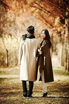 포토 JPG 주간 전신 공원 여자 남자 신혼부부 20대 성인 야외 두명 뒷모습 30대 걷기 팔짱 다정 산책 한국인 가을 뒤돌아보기 숲 성인만 국내포토 자연요소 부부 계절 공공시설 뷰포인트 컨셉 모션 휴식 사람 동양인 청년 장년 신혼 파일형식 커플 인종 시설 관계