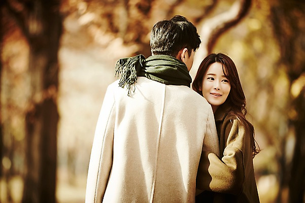 포토 JPG 주간 나무 공원 여자 남자 신혼부부 웃음 상반신 20대 성인 야외 두명 옆모습 뒷모습 아웃포커스 30대 걷기 다정 산책 한국인 가을 숲 성인만 국내포토 자연요소 식물 부부 계절 공공시설 뷰포인트 컨셉 모션 휴식 촬영기법 표정 사람 동양인 청년 장년 신혼 파일형식