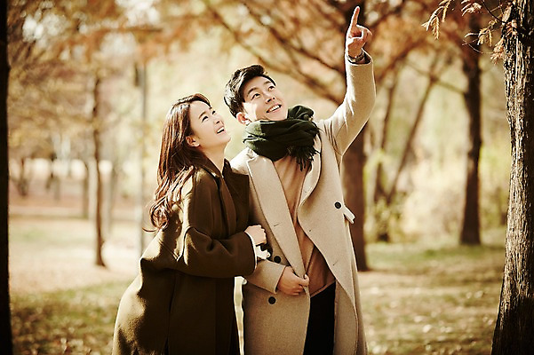 포토 JPG 주간 공원 여자 남자 신혼부부 서기 웃음 상반신 20대 성인 야외 두명 앞모습 30대 다정 산책 한국인 가을 가리킴 숲 성인만 국내포토 자연요소 부부 계절 공공시설 뷰포인트 컨셉 모션 휴식 표정 사람 동양인 손짓 청년 장년 신혼 파일형식