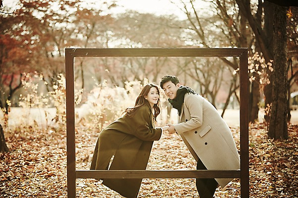 포토 JPG 주간 공원 여자 남자 낙엽 신혼부부 액자틀 서기 웃음 상반신 20대 성인 야외 두명 옆모습 30대 손잡기 다정 한국인 가을 숲 성인만 국내포토 자연요소 부부 계절 공공시설 뷰포인트 액자 컨셉 잎 모션 표정 틀 사람 동양인 청년 장년 신혼 파일형식