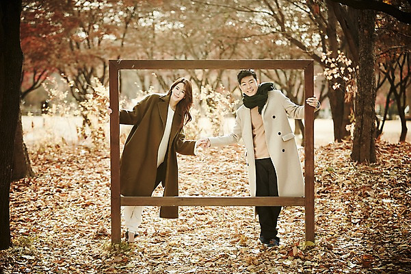 포토 JPG 주간 전신 공원 여자 남자 낙엽 신혼부부 액자틀 서기 웃음 20대 성인 야외 두명 앞모습 30대 손잡기 다정 한국인 가을 잡기 숲 성인만 국내포토 자연요소 부부 계절 공공시설 뷰포인트 액자 컨셉 잎 모션 표정 틀 사람 동양인 청년 장년 신혼 파일형식
