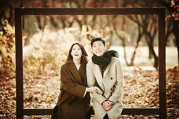 포토 JPG 주간 공원 여자 남자 낙엽 신혼부부 액자틀 웃음 앉기 상반신 20대 성인 야외 두명 앞모습 30대 팔짱 다정 한국인 가을 숲 성인만 국내포토 자연요소 부부 계절 공공시설 뷰포인트 액자 컨셉 잎 모션 표정 틀 사람 동양인 청년 장년 신혼 파일형식