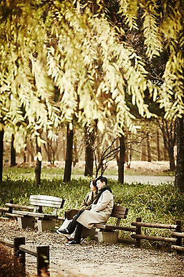 포토 JPG 주간 전신 나무 공원 여자 남자 벤치 신혼부부 앉기 20대 성인 야외 두명 옆모습 30대 손잡기 기댐 다정 한국인 가을 성인만 국내포토 자연요소 식물 부부 계절 공공시설 뷰포인트 컨셉 의자 모션 사람 동양인 청년 장년 신혼 파일형식