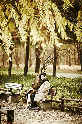 포토 JPG 주간 전신 나무 공원 여자 남자 벤치 신혼부부 웃음 앉기 20대 성인 야외 두명 옆모습 30대 손잡기 기댐 다정 한국인 가을 숲 성인만 국내포토 자연요소 식물 부부 계절 공공시설 뷰포인트 컨셉 의자 모션 표정 사람 동양인 청년 장년 신혼 파일형식