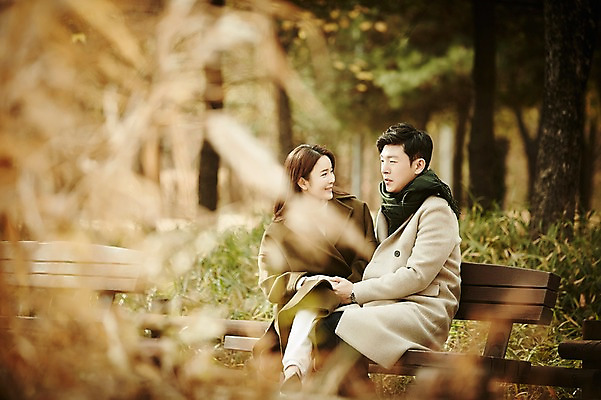 포토 JPG 주간 공원 여자 남자 벤치 신혼부부 나뭇잎 웃음 앉기 상반신 20대 성인 야외 두명 앞모습 옆모습 아웃포커스 30대 다정 한국인 가을 숲 성인만 국내포토 자연요소 부부 계절 공공시설 뷰포인트 컨셉 잎 의자 모션 촬영기법 표정 사람 동양인 청년 장년 신혼 파일형식