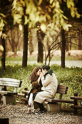 포토 JPG 주간 전신 나무 공원 여자 남자 벤치 신혼부부 웃음 앉기 20대 성인 야외 두명 앞모습 옆모습 아웃포커스 30대 마주보기 손잡기 다정 한국인 가을 숲 성인만 국내포토 자연요소 식물 부부 계절 공공시설 뷰포인트 컨셉 의자 모션 촬영기법 표정 사람 동양인 청년 장년 신혼 파일형식