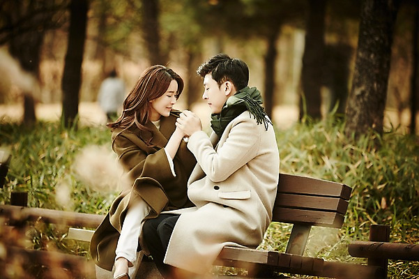 포토 JPG 주간 공원 여자 남자 벤치 신혼부부 웃음 상반신 20대 성인 야외 두명 앞모습 옆모습 아웃포커스 30대 마주보기 손잡기 다정 한국인 가을 숲 성인만 국내포토 자연요소 부부 계절 공공시설 뷰포인트 컨셉 의자 모션 촬영기법 표정 사람 동양인 청년 장년 신혼 파일형식