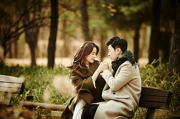 포토 JPG 주간 공원 여자 남자 벤치 신혼부부 웃음 앉기 상반신 20대 성인 야외 두명 앞모습 옆모습 아웃포커스 30대 손잡기 다정 한국인 가을 숲 성인만 국내포토 자연요소 부부 계절 공공시설 뷰포인트 컨셉 의자 모션 촬영기법 표정 사람 동양인 청년 장년 신혼 파일형식