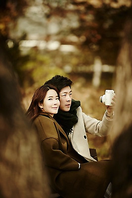 포토 JPG 주간 나무 여자 남자 신혼부부 웃음 들기 앉기 상반신 20대 성인 야외 두명 옆모습 아웃포커스 30대 다정 한국인 가을 폴라로이드 성인만 국내포토 자연요소 식물 부부 계절 뷰포인트 컨셉 모션 촬영기법 표정 사람 동양인 청년 장년 카메라 신혼 파일형식