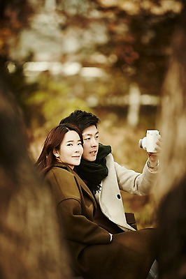 포토 JPG 주간 여자 남자 신혼부부 웃음 들기 앉기 상반신 20대 성인 야외 두명 앞모습 옆모습 아웃포커스 30대 다정 한국인 가을 폴라로이드 성인만 국내포토 자연요소 부부 계절 뷰포인트 컨셉 모션 촬영기법 표정 사람 동양인 청년 장년 카메라 신혼 파일형식