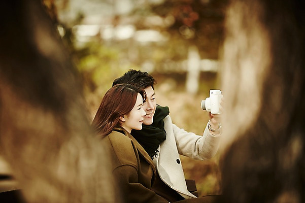 포토 JPG 주간 여자 남자 신혼부부 웃음 들기 앉기 상반신 20대 성인 야외 두명 옆모습 아웃포커스 30대 다정 한국인 가을 폴라로이드 성인만 국내포토 자연요소 부부 계절 뷰포인트 컨셉 모션 촬영기법 표정 사람 동양인 청년 장년 카메라 신혼 파일형식