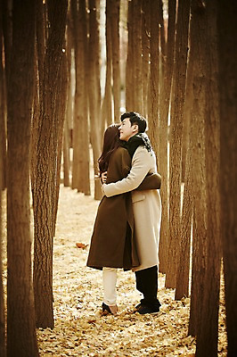 포토 JPG 주간 전신 나무 여자 남자 신혼부부 안기 서기 20대 성인 야외 두명 옆모습 30대 다정 한국인 가을 숲 성인만 국내포토 자연요소 식물 부부 계절 뷰포인트 컨셉 모션 사람 동양인 청년 장년 신혼 파일형식