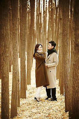 포토 JPG 주간 전신 나무 여자 남자 신혼부부 서기 웃음 20대 성인 야외 두명 옆모습 30대 다정 한국인 가을 숲 성인만 국내포토 자연요소 식물 부부 계절 뷰포인트 컨셉 모션 표정 사람 동양인 청년 장년 신혼 파일형식