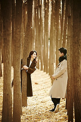포토 JPG 주간 전신 나무 여자 남자 신혼부부 서기 웃음 20대 성인 야외 두명 앞모습 옆모습 30대 기댐 다정 한국인 가을 숲 성인만 국내포토 자연요소 식물 부부 계절 뷰포인트 컨셉 모션 표정 사람 동양인 청년 장년 신혼 파일형식