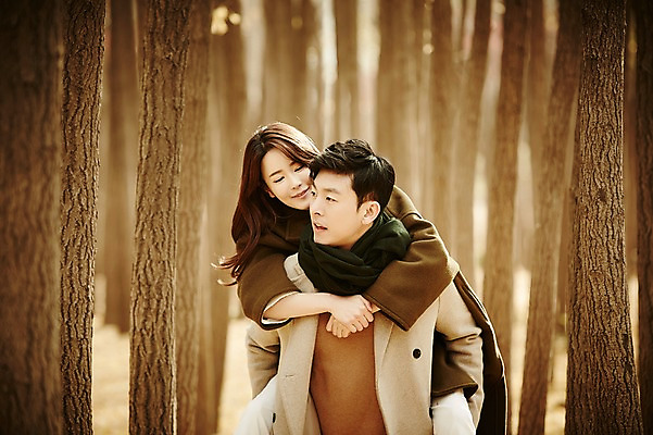 포토 JPG 주간 나무 여자 남자 신혼부부 웃음 상반신 20대 성인 야외 두명 앞모습 30대 다정 한국인 가을 숲 업기 성인만 국내포토 자연요소 식물 부부 계절 뷰포인트 컨셉 모션 표정 사람 동양인 청년 장년 신혼 파일형식