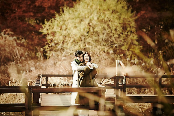 포토 JPG 주간 여자 남자 신혼부부 웃음 상반신 20대 성인 야외 두명 앞모습 아웃포커스 30대 다정 한국인 가을 백허그 가교 성인만 국내포토 자연요소 건축물 부부 계절 뷰포인트 컨셉 포옹 촬영기법 표정 사람 동양인 청년 장년 신혼 파일형식