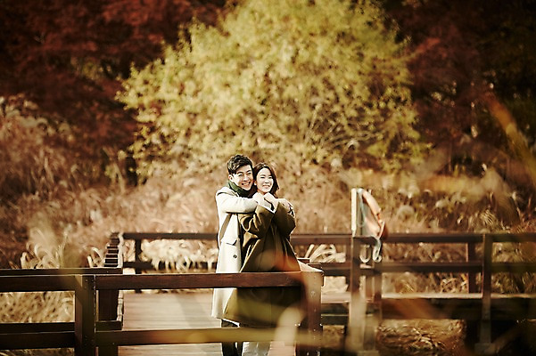 포토 JPG 주간 여자 남자 신혼부부 웃음 상반신 20대 성인 야외 두명 앞모습 아웃포커스 30대 다정 한국인 가을 백허그 가교 성인만 국내포토 자연요소 건축물 부부 계절 뷰포인트 컨셉 포옹 촬영기법 표정 사람 동양인 청년 장년 신혼 파일형식