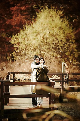 포토 JPG 주간 전신 여자 남자 신혼부부 웃음 20대 성인 야외 두명 앞모습 아웃포커스 30대 다정 한국인 가을 백허그 가교 성인만 국내포토 자연요소 건축물 부부 계절 뷰포인트 컨셉 포옹 촬영기법 표정 사람 동양인 청년 장년 신혼 파일형식