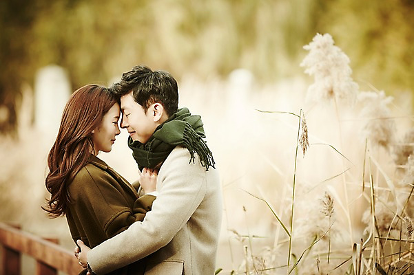 포토 JPG 주간 여자 남자 신혼부부 안기 웃음 상반신 20대 성인 야외 두명 옆모습 30대 기댐 다정 한국인 가을 갈대밭 성인만 얼굴맞대기 국내포토 자연요소 부부 계절 뷰포인트 컨셉 모션 표정 사람 동양인 청년 장년 신혼 파일형식 갈대_식물