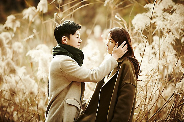 포토 JPG 주간 여자 남자 신혼부부 웃음 상반신 20대 성인 야외 두명 옆모습 30대 마주보기 다정 한국인 가을 갈대밭 성인만 국내포토 자연요소 부부 계절 뷰포인트 컨셉 모션 표정 사람 동양인 청년 장년 신혼 파일형식 갈대_식물