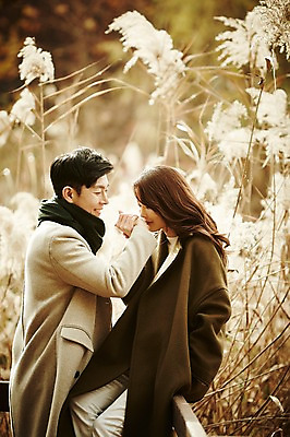 포토 JPG 주간 여자 남자 신혼부부 서기 웃음 상반신 20대 성인 야외 두명 옆모습 30대 기댐 다정 한국인 가을 갈대밭 성인만 국내포토 자연요소 부부 계절 뷰포인트 컨셉 모션 표정 사람 동양인 청년 장년 신혼 파일형식 갈대_식물