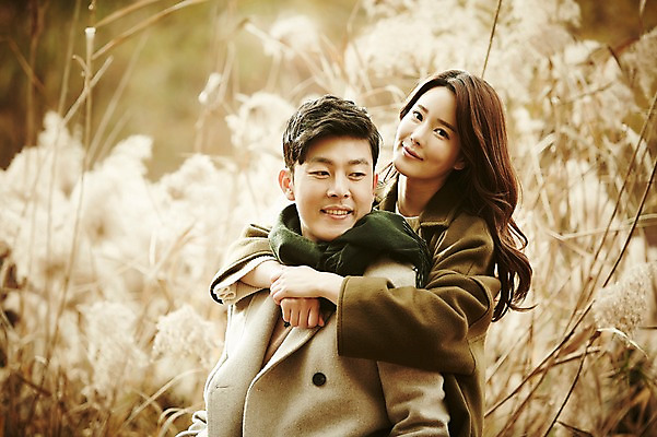 포토 JPG 주간 여자 남자 신혼부부 서기 웃음 상반신 20대 성인 야외 두명 앞모습 30대 다정 한국인 가을 갈대밭 백허그 성인만 국내포토 자연요소 부부 계절 뷰포인트 컨셉 모션 포옹 표정 사람 동양인 청년 장년 신혼 파일형식 갈대_식물