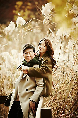 포토 JPG 주간 여자 남자 신혼부부 서기 웃음 앉기 상반신 20대 성인 야외 두명 옆모습 30대 기댐 다정 한국인 가을 갈대밭 백허그 성인만 국내포토 자연요소 부부 계절 뷰포인트 컨셉 모션 포옹 표정 사람 동양인 청년 장년 신혼 파일형식 갈대_식물