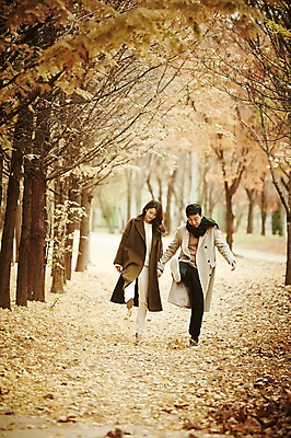 포토 JPG 주간 전신 여자 남자 낙엽 신혼부부 20대 성인 야외 두명 앞모습 30대 걷기 손잡기 다정 산책 한국인 가을 성인만 국내포토 자연요소 부부 계절 뷰포인트 컨셉 잎 모션 휴식 사람 동양인 청년 장년 신혼 파일형식